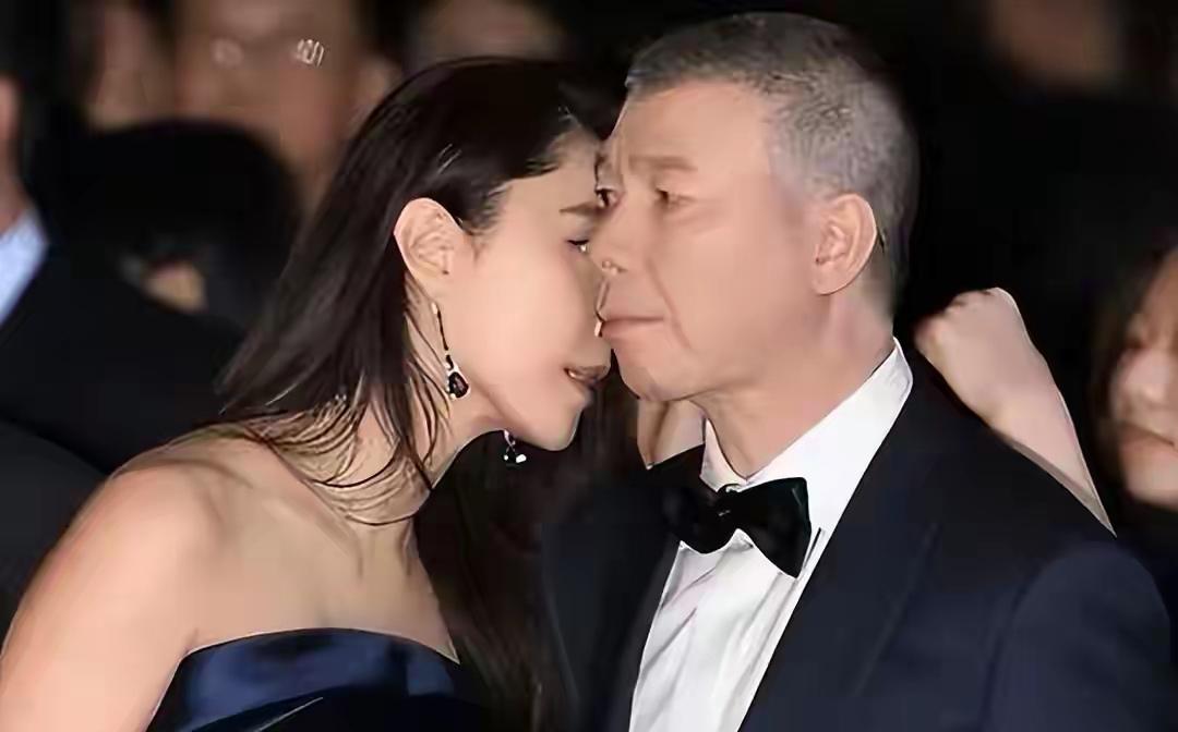曾经凤凰卫视人气主持沈星，当年因和冯小刚的夜宿风波口碑大跌，后续又卷入富商纠纷，