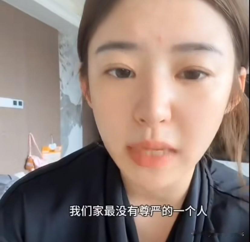 王思聪女儿的妈妈黄一鸣突上热搜，这次能上热搜，和王思聪一点关系都没有。

近日，