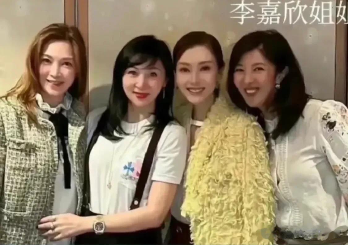 同一个爸妈生的孩子，妹妹的颜值都比姐姐高，你相信吗？[舔屏][舔屏][舔屏]我感