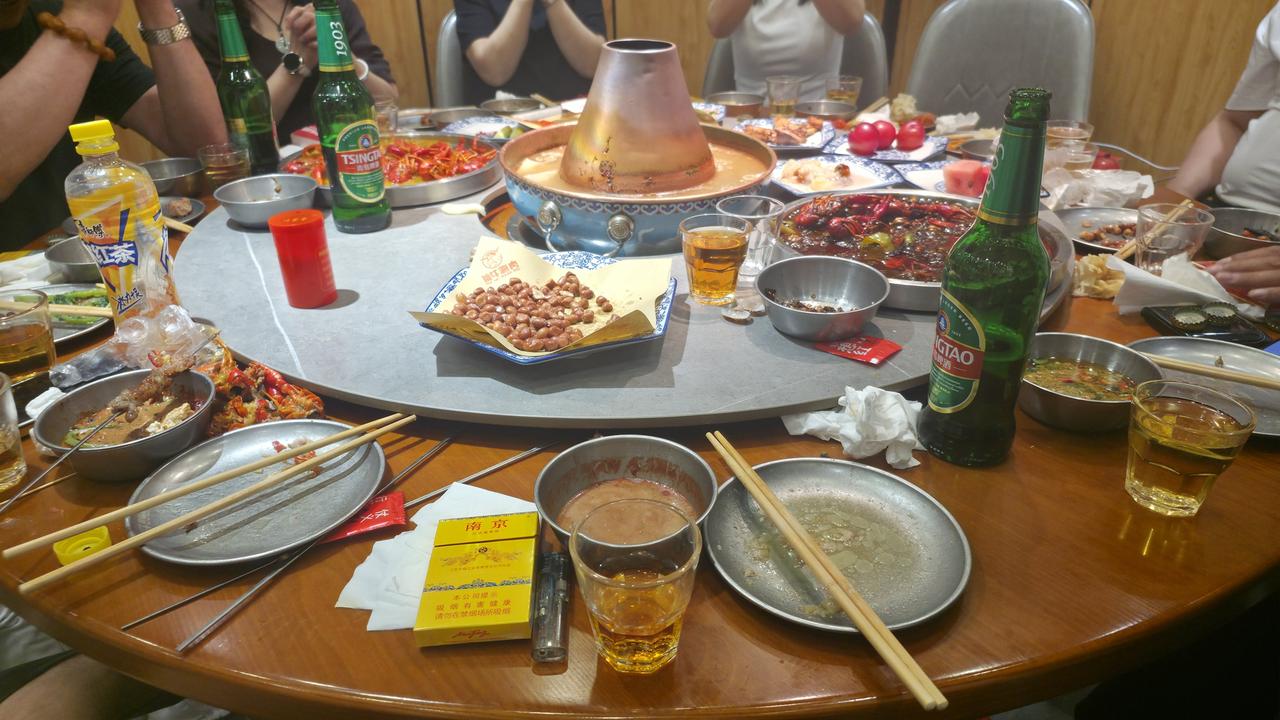 晚宴找三两个好友相聚畅饮人生。