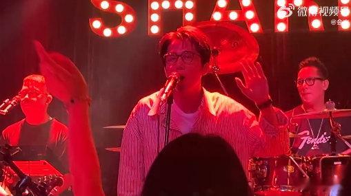 张新成[超话]张新成酒吧唱歌 偶遇张新成酒吧唱歌张新成酒吧唱歌的消息太惊喜了，现