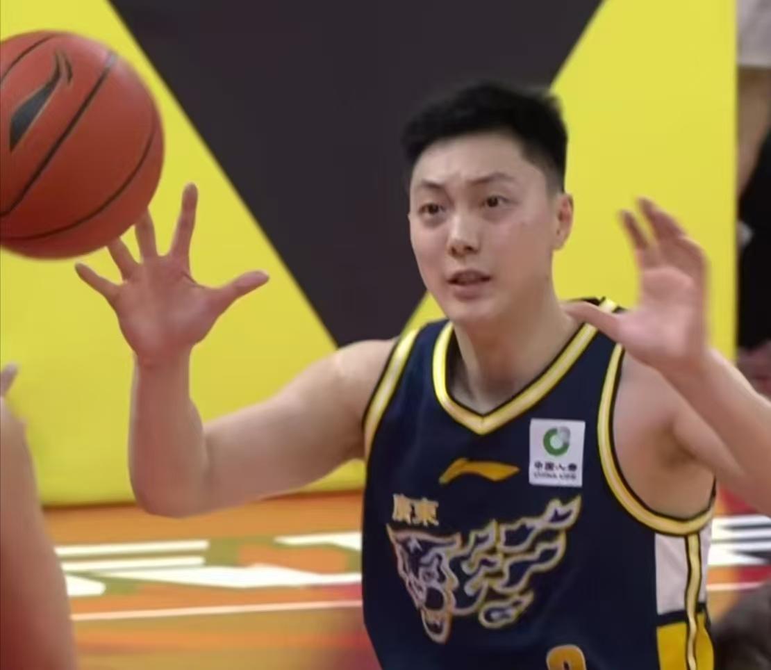 广东男篮的现代篮球失败了！他们把自家的即战力中锋徐昕送去了广州，现在又要引进两大