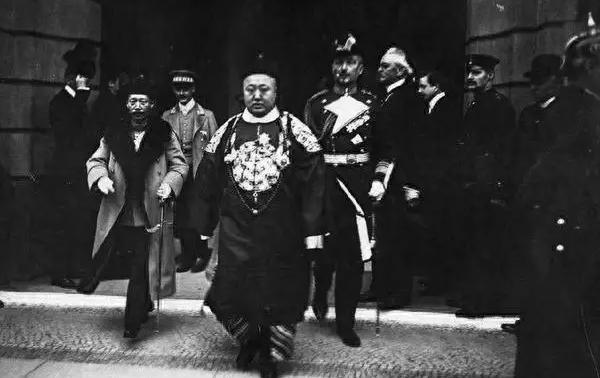 1951年1月4日，福州一间老屋里，一个92岁的老头突然从病榻上坐起来，浑身发抖