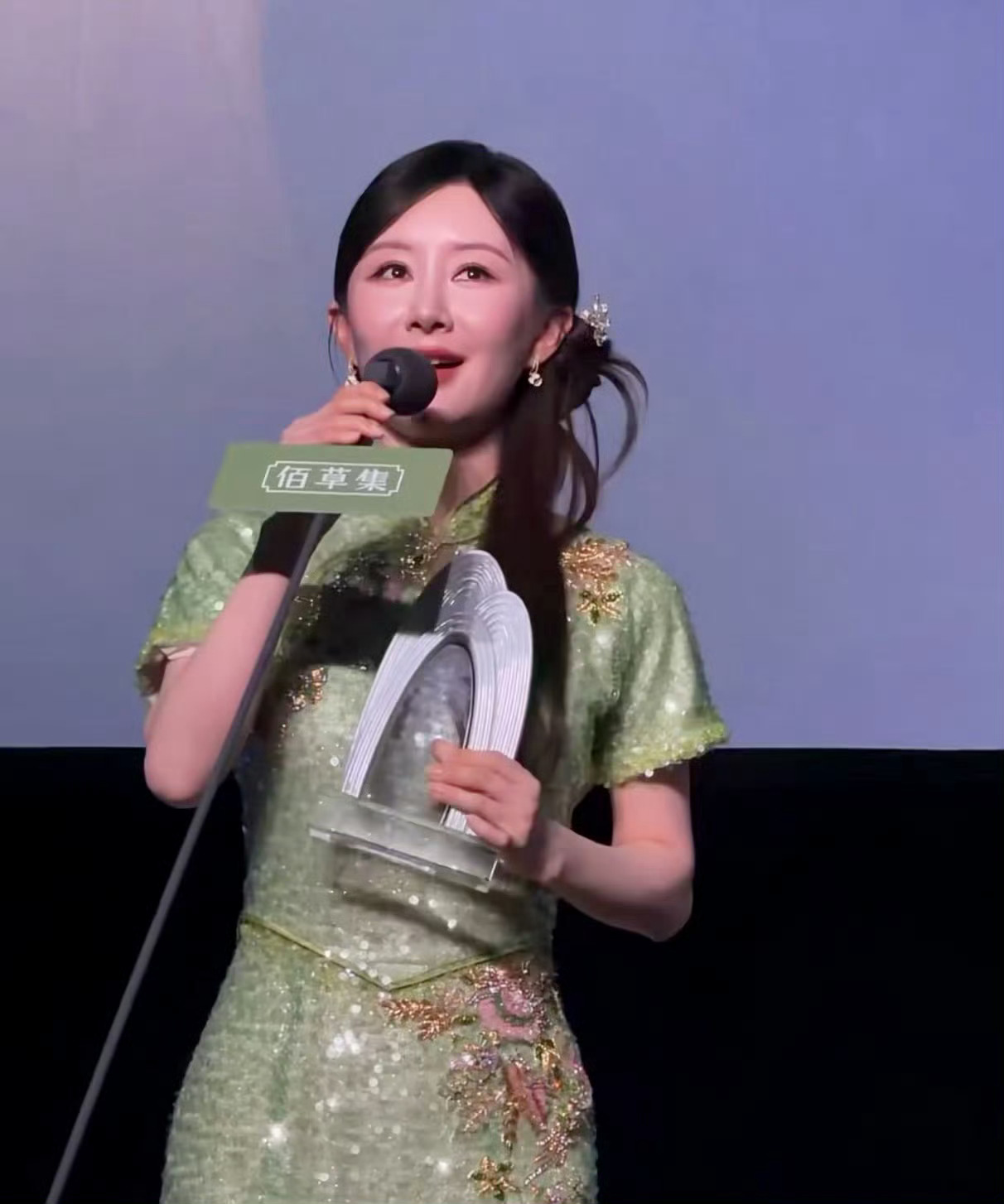舒畅 脸这右边这个不是她吧 ，看着不像 ​​​