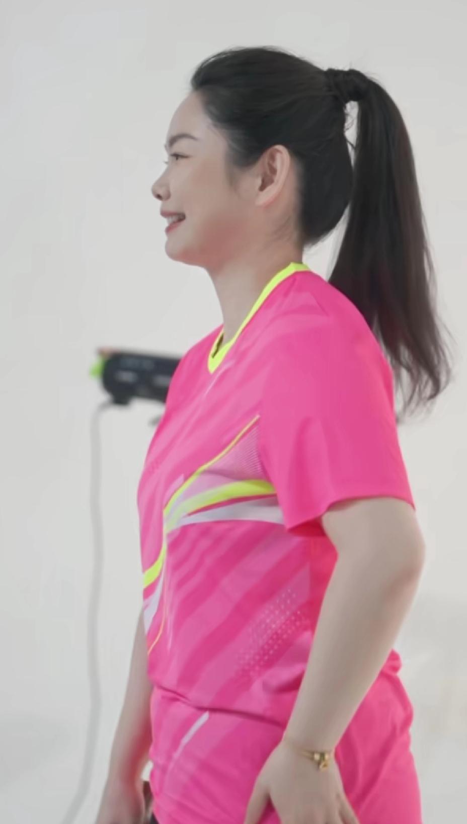 活力马尾，
原来何卓佳这么好看，
像是有肉版的戚薇，
真是漂亮。

莎莎的闺蜜佳