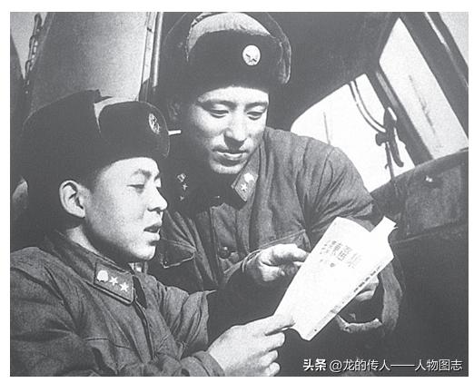 雷锋辅导战友乔安山学习《毛泽东选集》