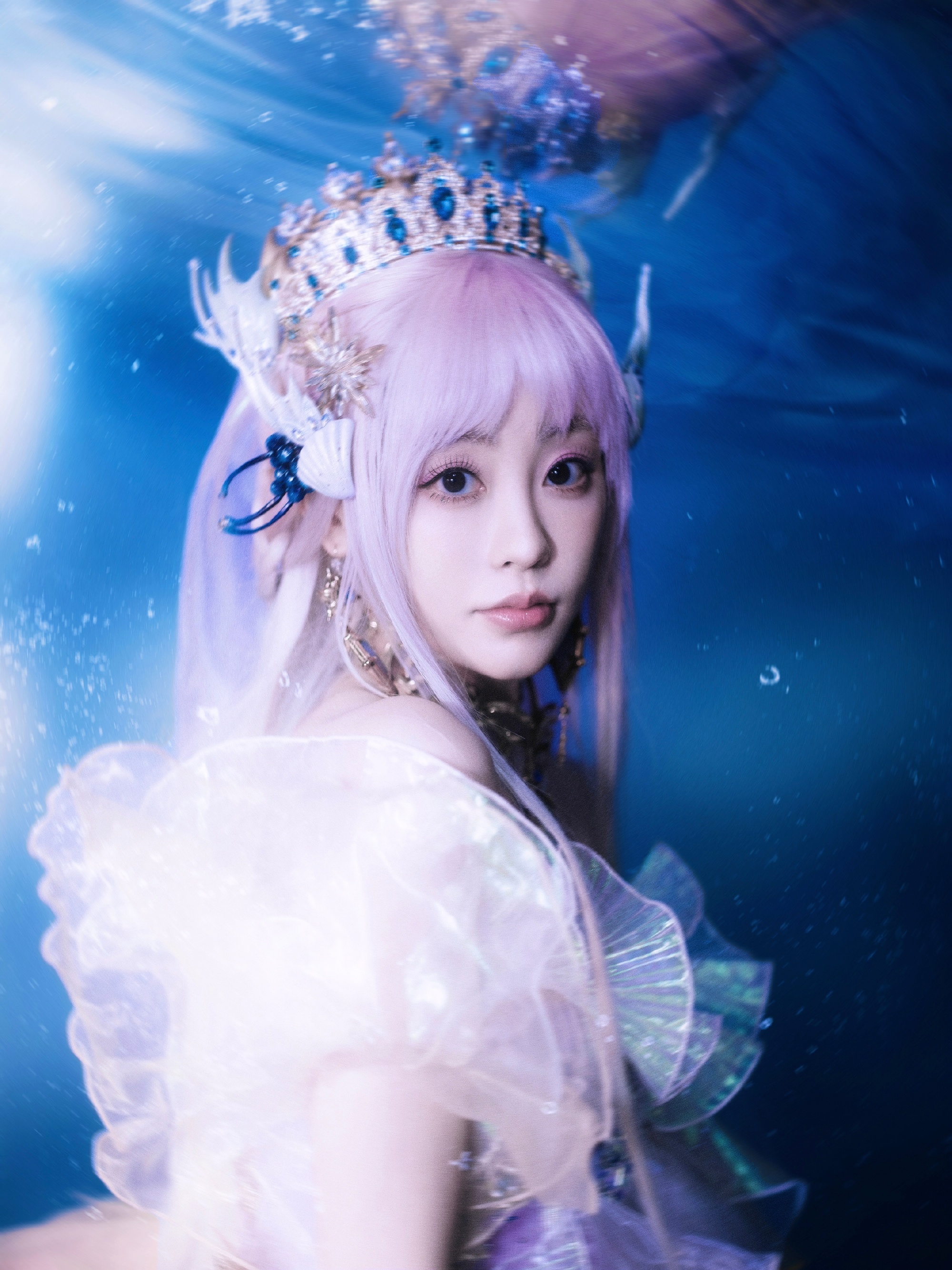 祝绪丹第一个COS的造型，皇冠白纱裙，梦幻甜美的精灵公主。祝绪丹