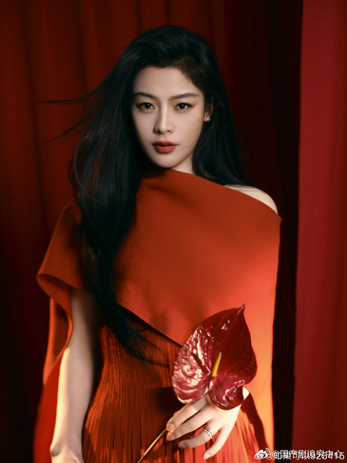 陈丽君红毯权威美貌陈丽君微博之夜红毯太惊艳！一袭流苏红裙衬得她明艳大气，沉稳的表