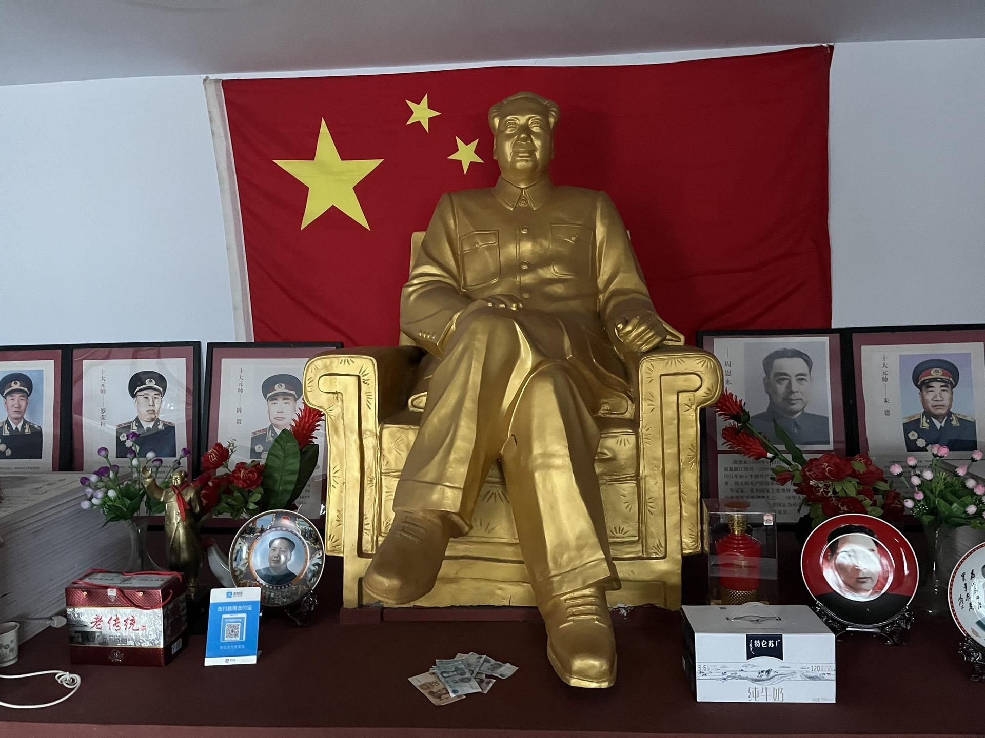 半生心血铸石窟，洞天之内有导师。