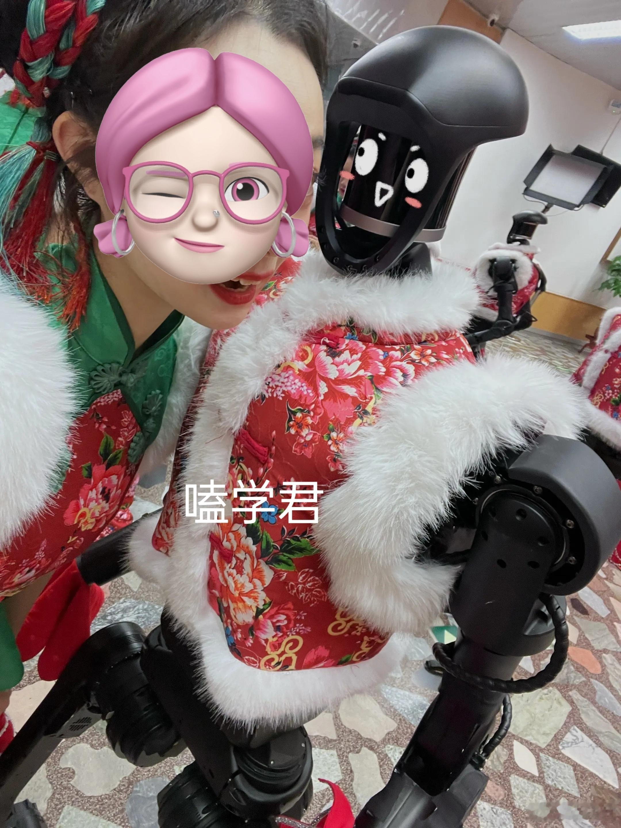 机器人央视春晚后台合影，团宠好可爱 [笑cry] 