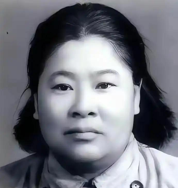 1933年，许世友听说部队来了个武当女兵。他大步走过去，笑着说：“我倒要看看，是