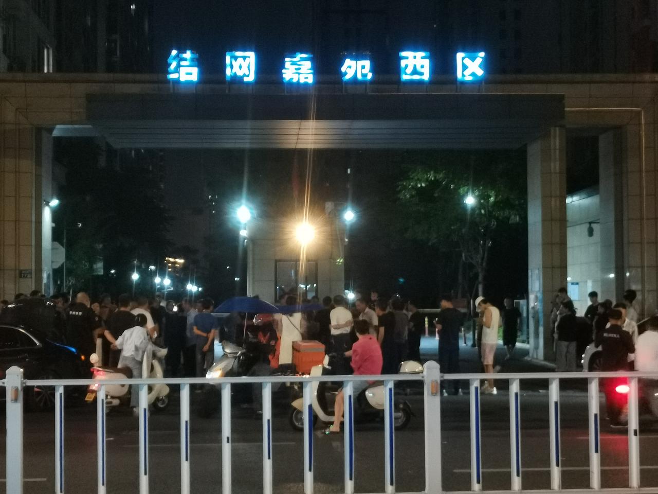 临平区东湖街道结网嘉苑西区。这个区可能是周边村落集结过来的村民，但是取名为“结网