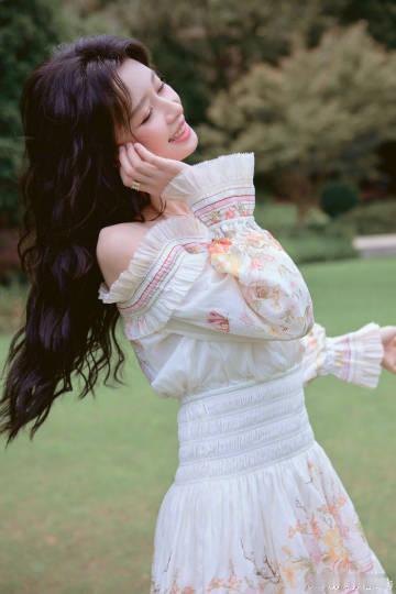 想要孙怡同款锁骨孙怡一字肩碎花连衣裙很难不羡慕孙怡的锁骨，一字肩碎花连衣裙，把温