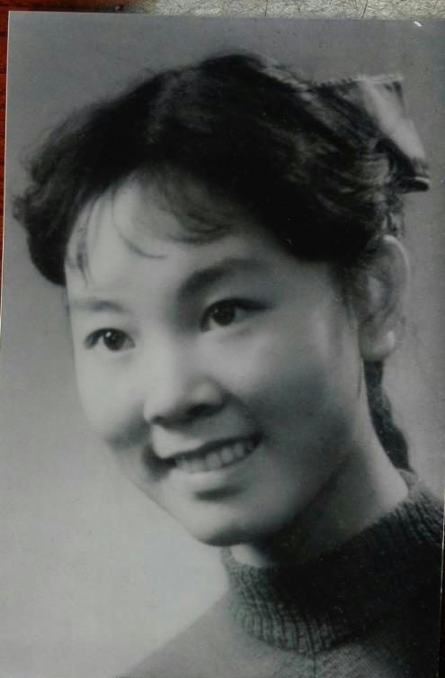 京昆名家洪雪飞年轻时，一张罕见的留影，照片拍摄于上世纪50年代末，地点是杭州照相
