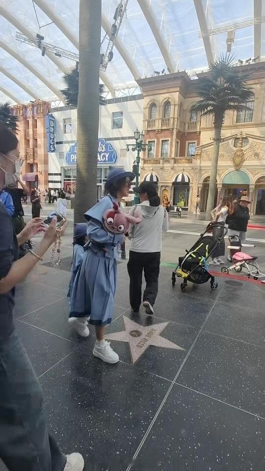 唐艺昕带女儿游环球影城唐艺昕和女儿穿亲子装游环球影城 女儿这么大了 ​​​