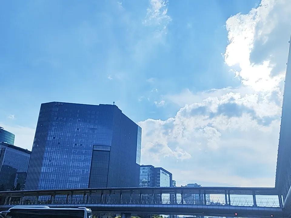 北京夏日的天空，随手一拍都是风景，蓝天白云高楼大厦，美轮美奂
