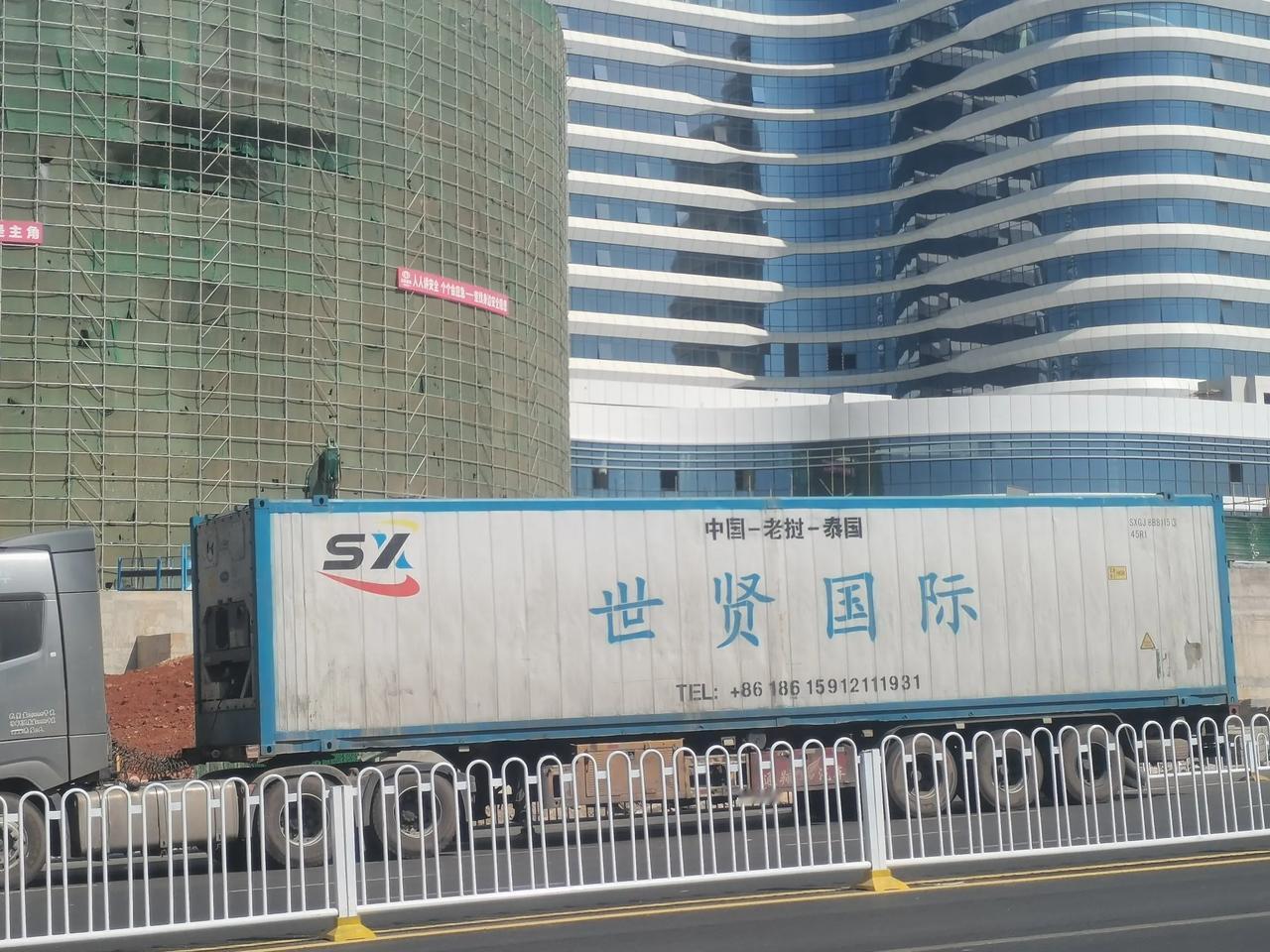 这辆大卡车真的国际化，看来这家世贤国际也是聚焦国际业务！