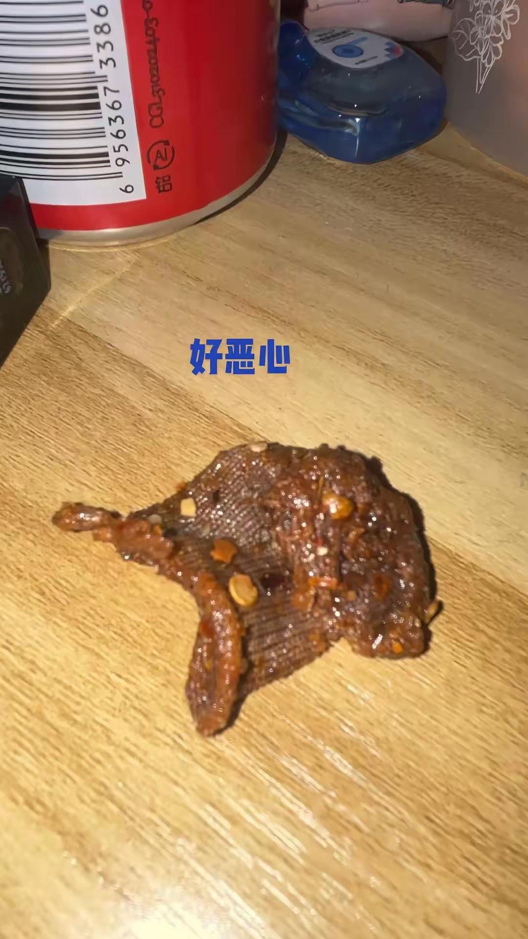 大家看看这是啥，太恶心了。网友在零食里面发现的！