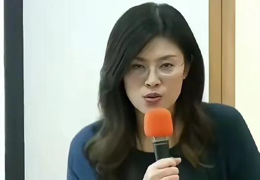 近日，台湾国民党主席郑丽文到东吴大学和学生们交流。遭到青鸟刁难，一名青鸟男学生问