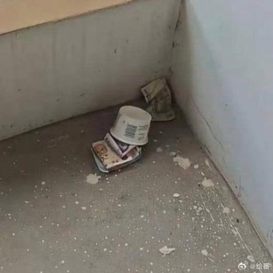 楼梯口意外发现了，身处医院实在不敢捡，是你你敢捡吗？ 