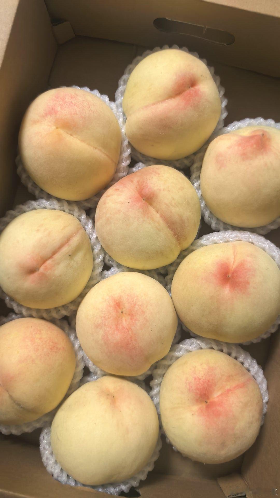 晚上闺蜜给我送了一箱桃子🍑过来~和闺蜜住得近就是好~ 