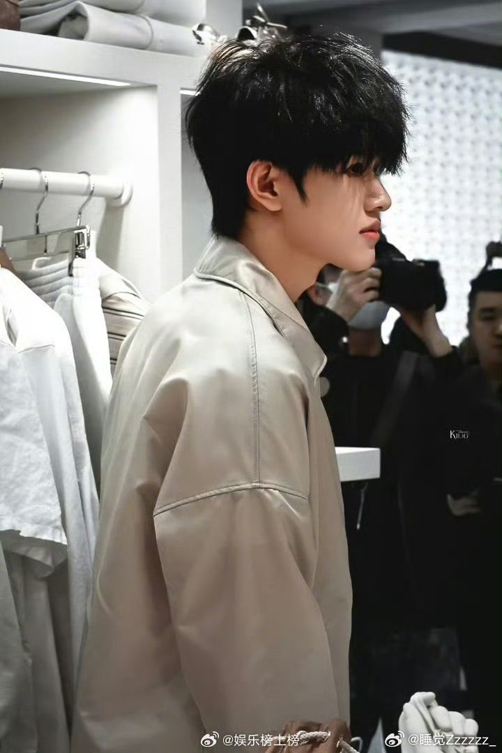 张极生日会首唱原创单曲张极直播张极在生日会上带来原创首唱，干净嗓音搭配抓耳旋律，