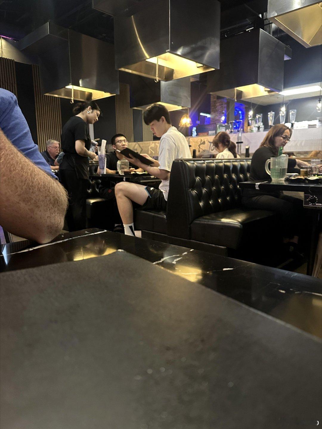 杨瀚森吃韩国烧烤🍖🔥杨瀚森[超话] ​​​