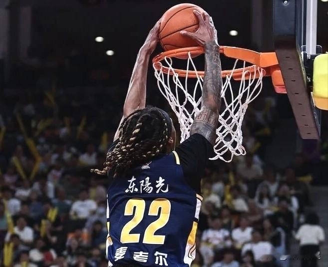 别再说杜锋故意输球了！
昨晚广东宏远主场迎战基本无望季后赛的福建队，上半场一度领