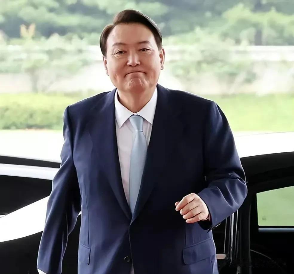尹锡悦更像是一个赌徒，赌的就是美国在这次世界级的大博弈中继续成为全球的霸主。这对