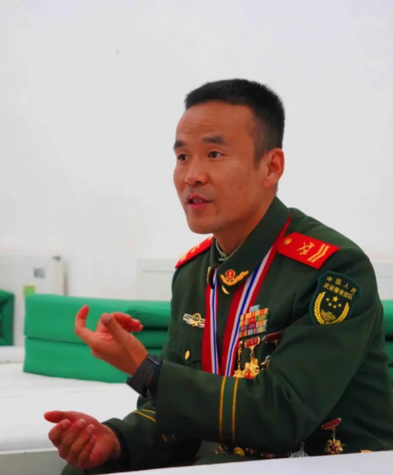 郑明岗，武警一级上士，1993年生，2010年入伍。2014年他突患重病，3个月