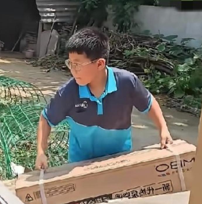 近日，河北邢台。11岁少年暑假成天玩手机，父亲决定让儿子，跟着自己去装空调。一开