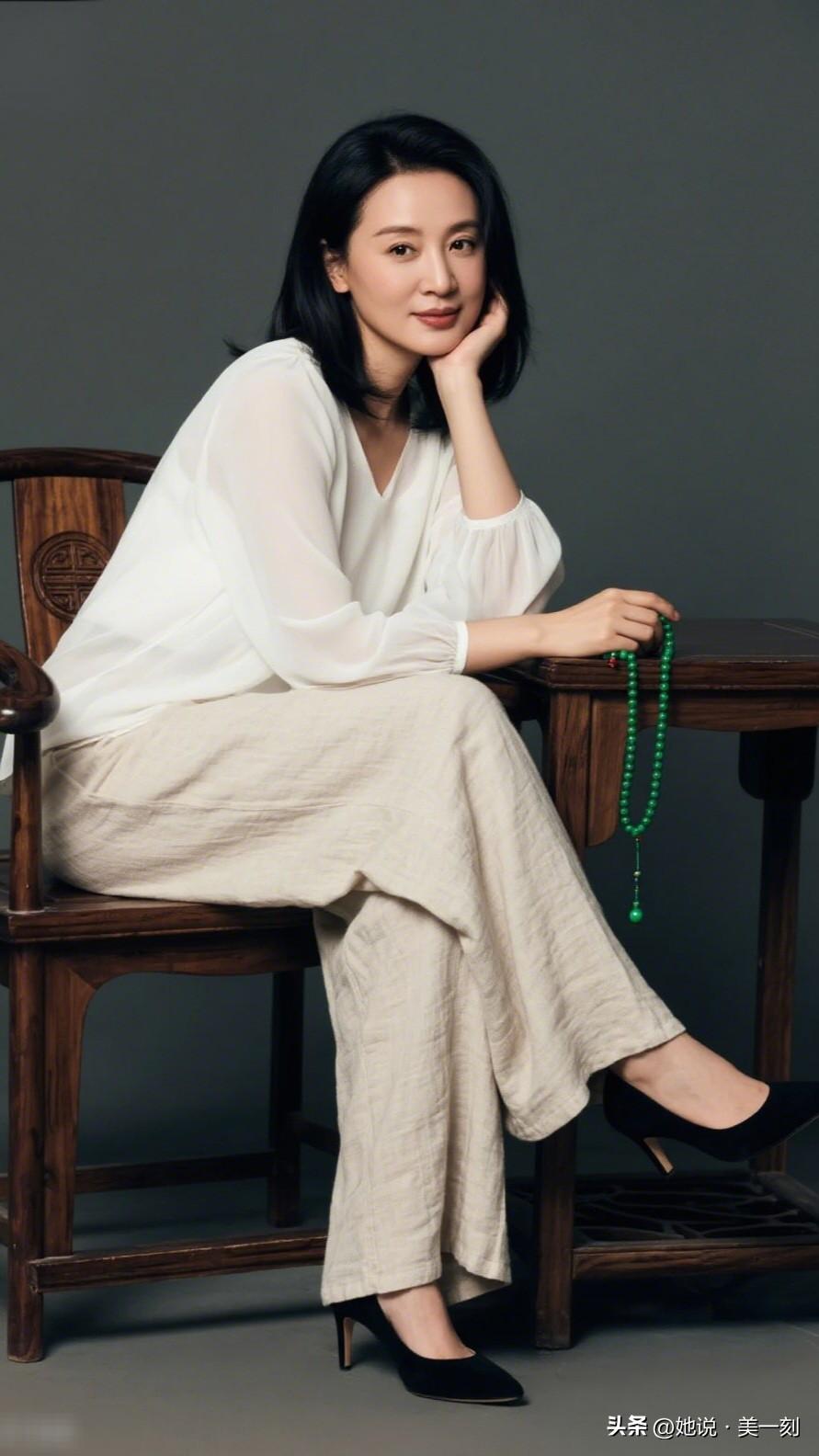 优雅气质，静谧时光，黑白配的高级感。什么叫做有魅力的女人？