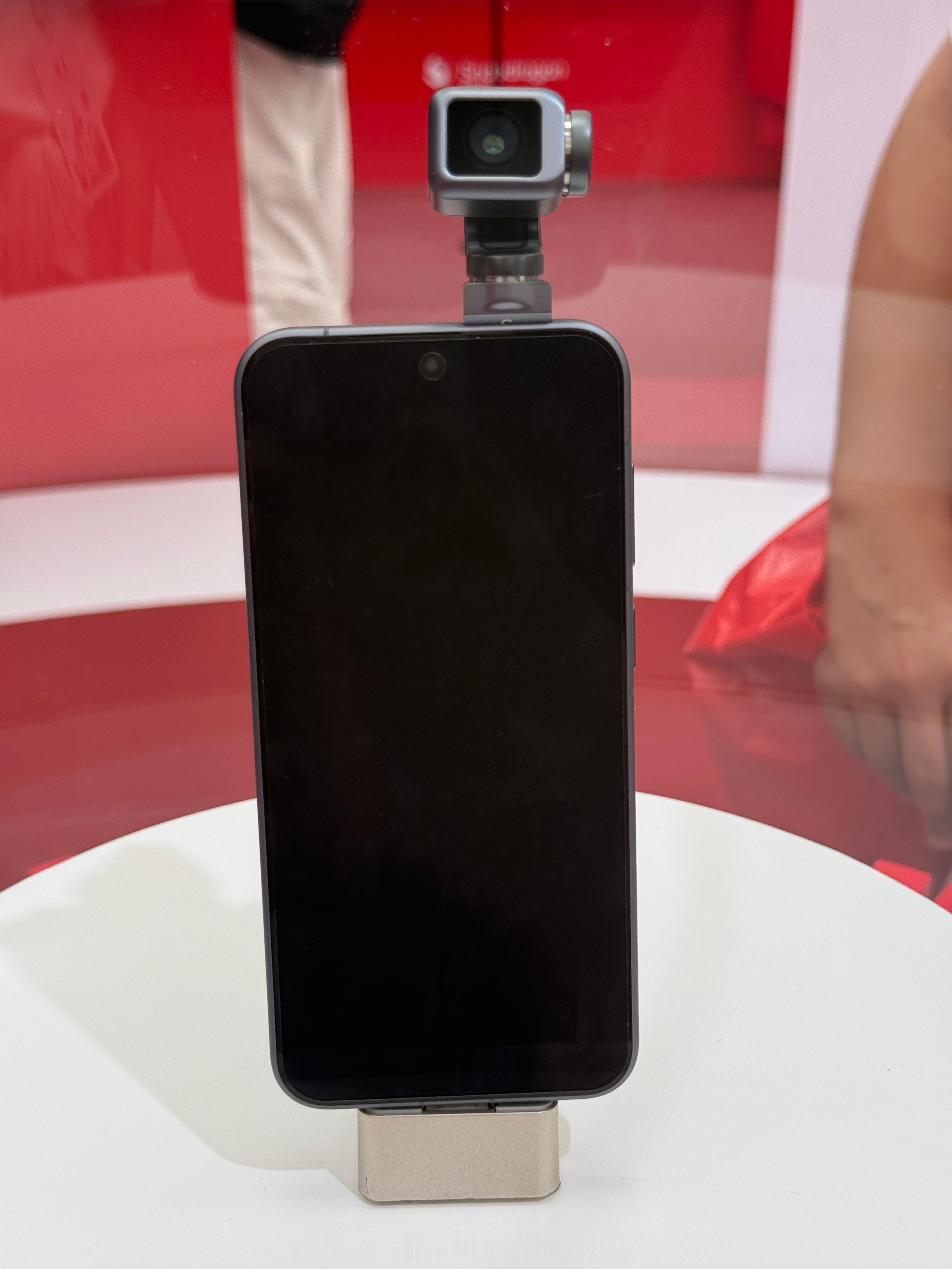 来瞅瞅荣耀的robotphone