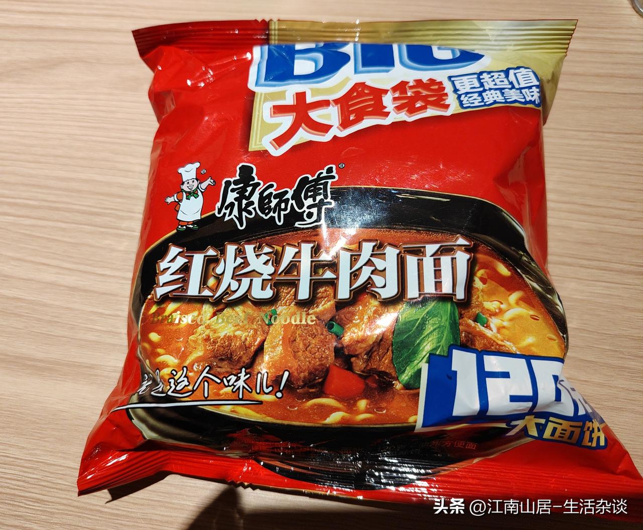 我记得上次吃泡面，还是去年年底，算起来，有大半年没有吃过了。但是上次台风巴威登陆