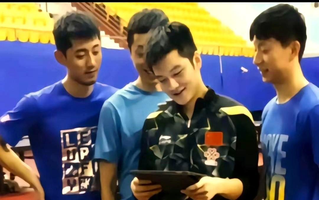 你会不会想，一边是世界冠军般的荣耀，一边是乒乓界的“老将”张继科的“低调”归来？