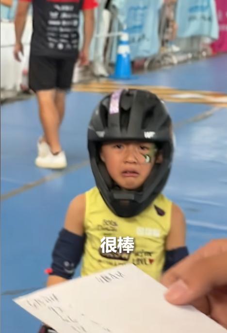 火上人民日报了！河北石家庄，一名4岁男孩参加亚洲车王赛平衡车比赛时意外摔倒，等他