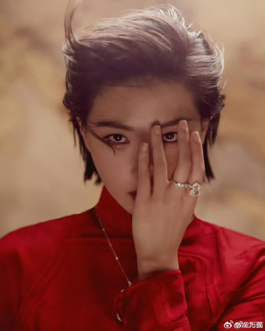 万茜持剑完全女侠级别 谁懂万茜的侠气！持剑抬眼那一下，直接戳中武侠魂。 