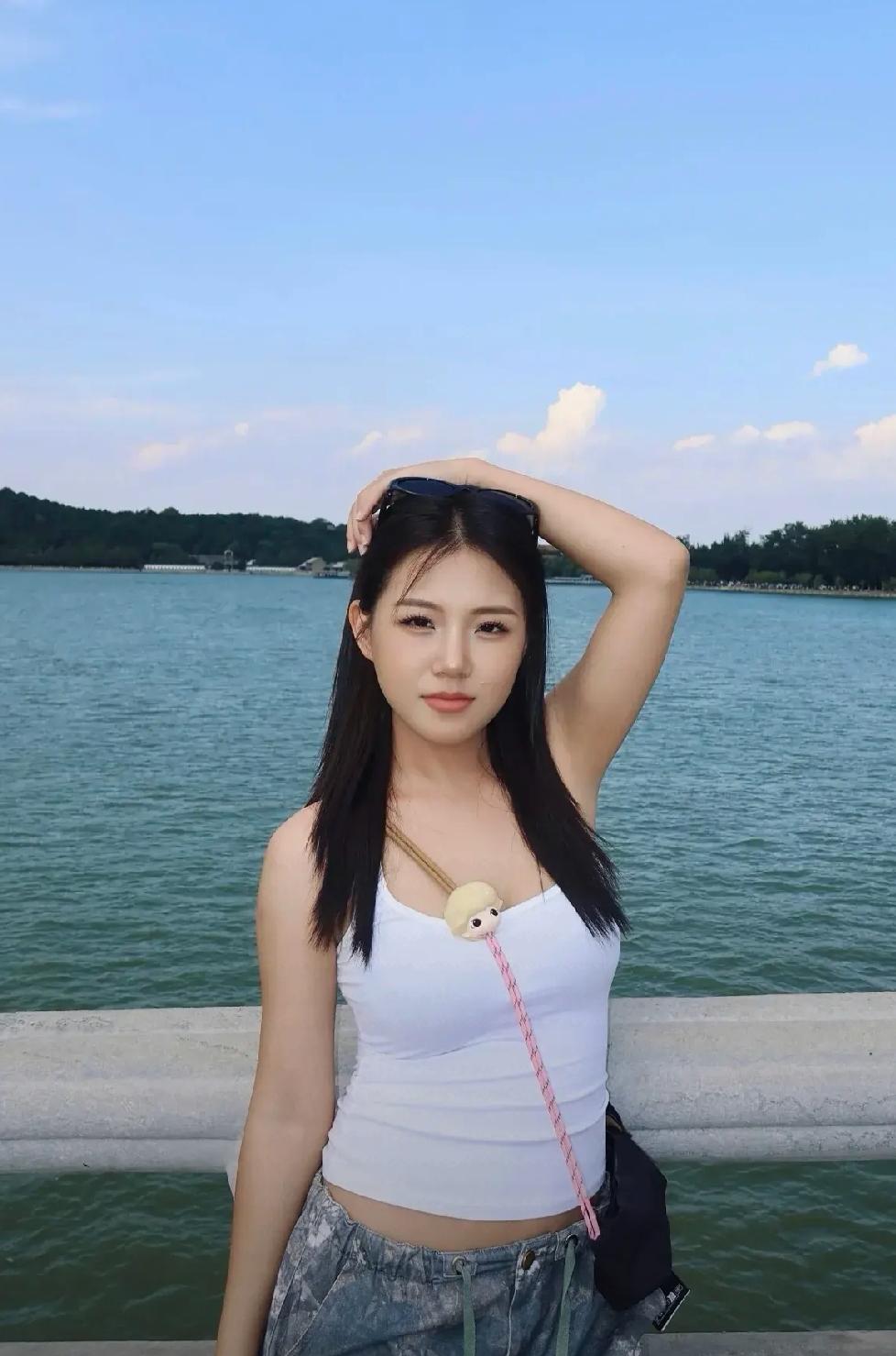 今天出门游玩，在湖边散步的时候偶然遇见一位漂亮女孩，忍不住随手偷拍了一张。
碧水