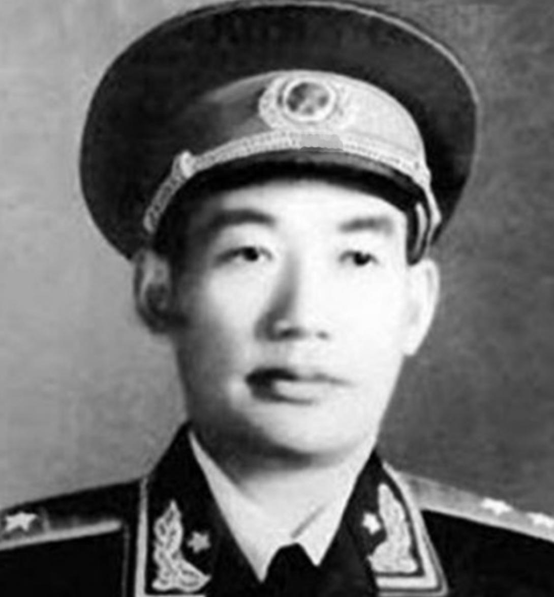 1963年，南京军区来了一个新政委，许世友看到他却面露苦色，因为许世友爱喝酒，可