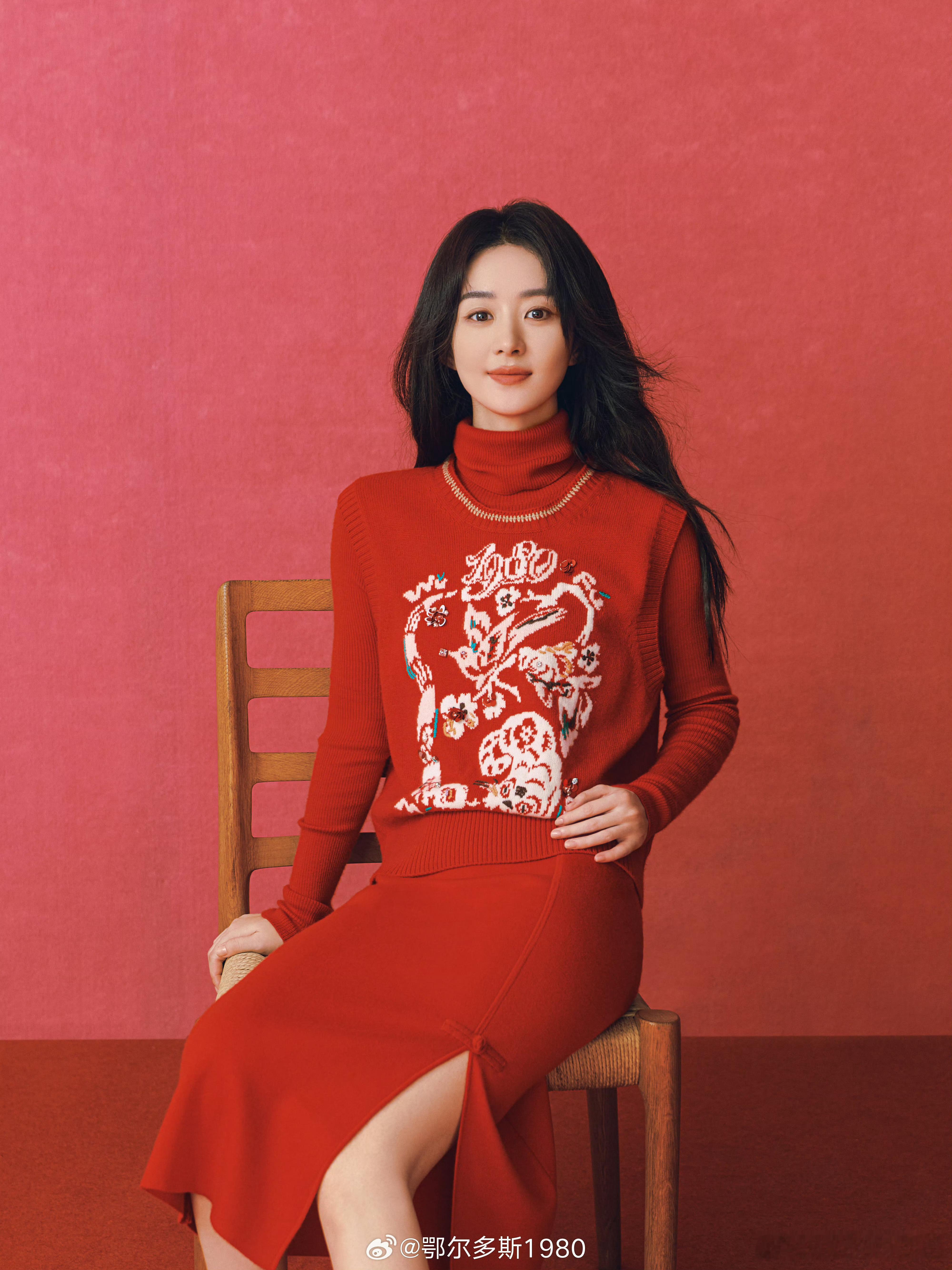 赵丽颖代言品牌的新年物料！最早的一波新年物料红气养人，今年很适合穿红！关键拍的也