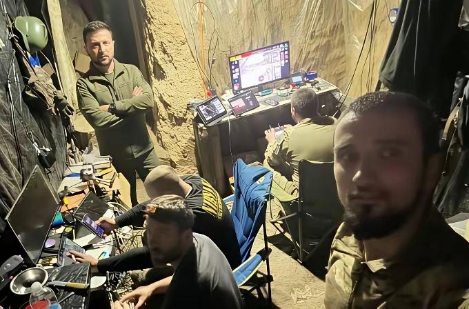 泽连斯基的“前线秀”，戏码是做足了！跑到库皮扬斯克的无人机指挥室，听汇报！可另一