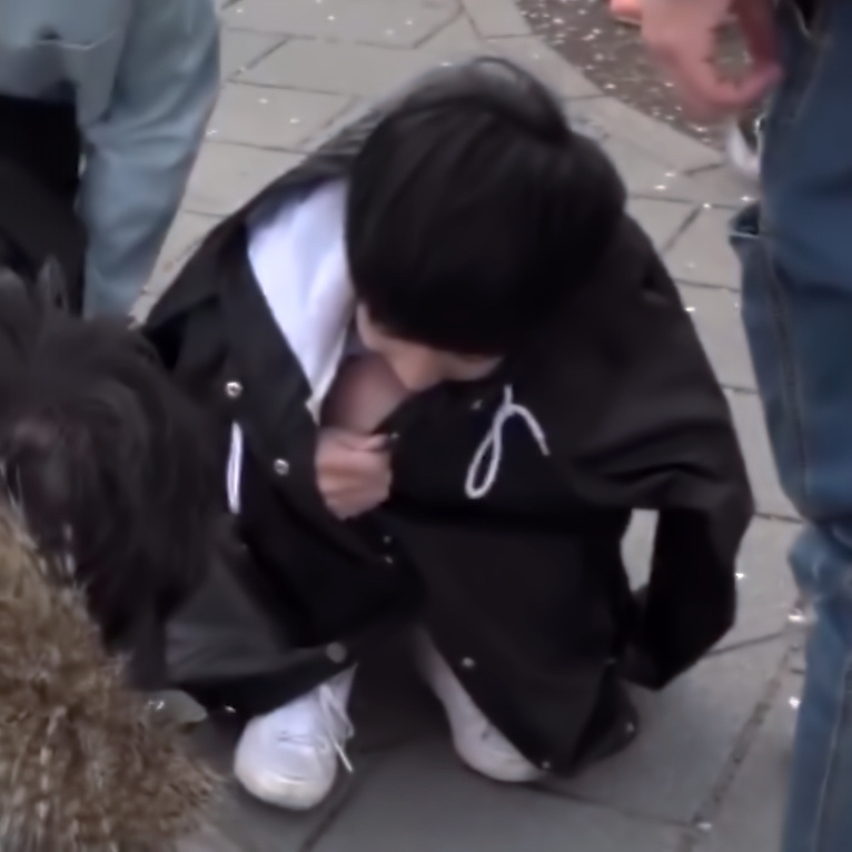 蹲在地上就会长大了 