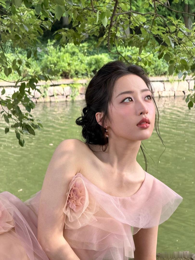 邓恩熙少女果然还是少女从荧幕少女慢慢成长，骨子里的青涩元气没变，灵动神态是独一份