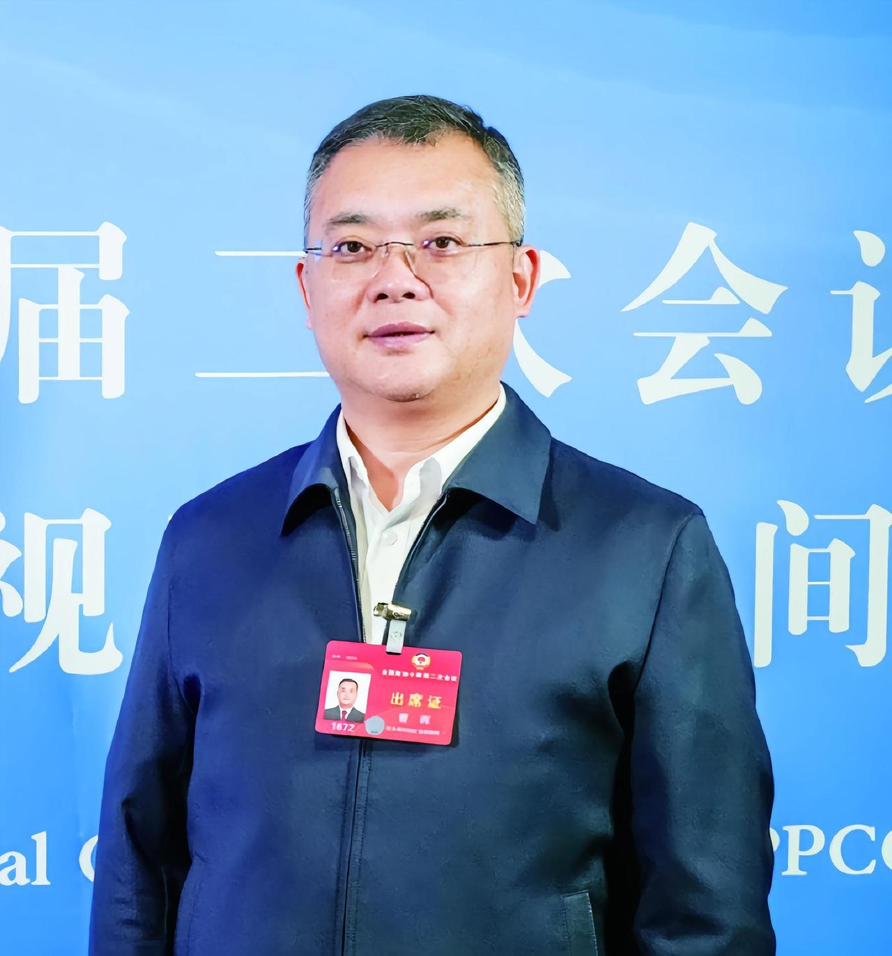 1989年曹晖高中毕业，曹德旺安排他进福耀车间，还特意嘱咐车间主任:“对曹晖不能