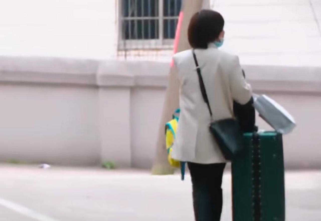 湖南，32岁女子，见闺蜜一个个比她过得好，心生嫉妒。女子嫌弃老公没本事，跟男网友