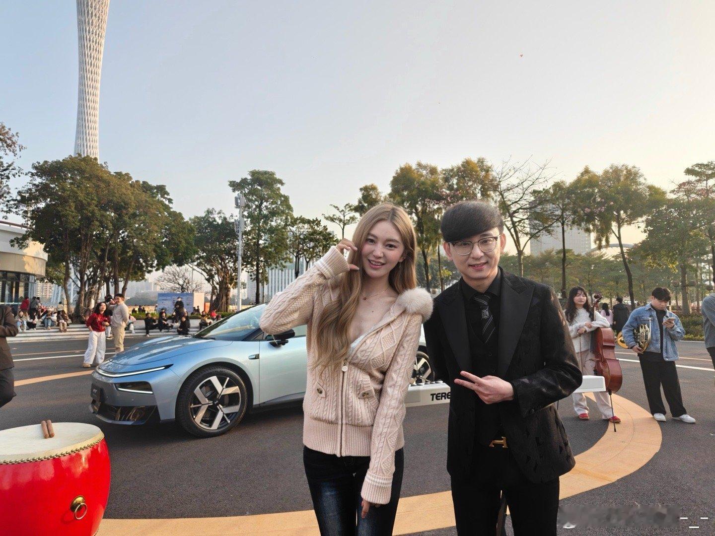 今天的图1是谁，有人认识吗有千万粉丝嘟小鹏p7+装下整个交响乐团欧尼茜茜