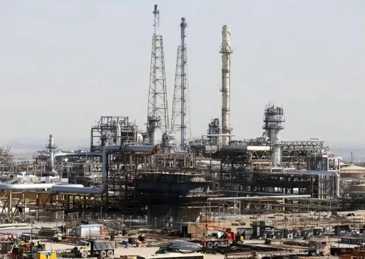 中东乱局根本原因错综复杂。石油资源是一大关键，中东石油储量占全球一半以上，巨大经