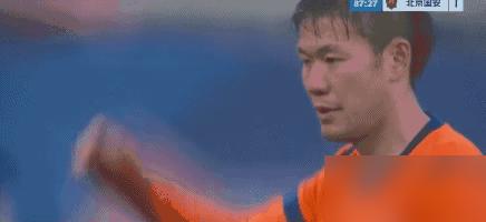 18岁小将首发，国安两球代价买教训。
京鲁大战第49分钟，泰山左路一拉扯，国安