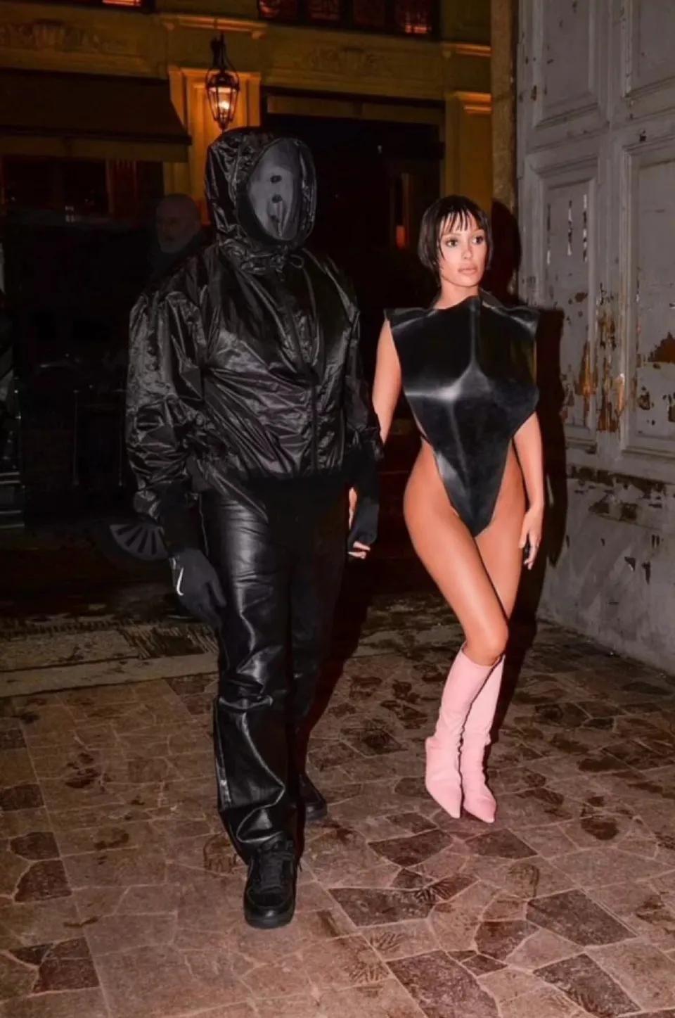 Kanye West侃爷晒妻子Bianca Censori穿搭造型，极致简单就是