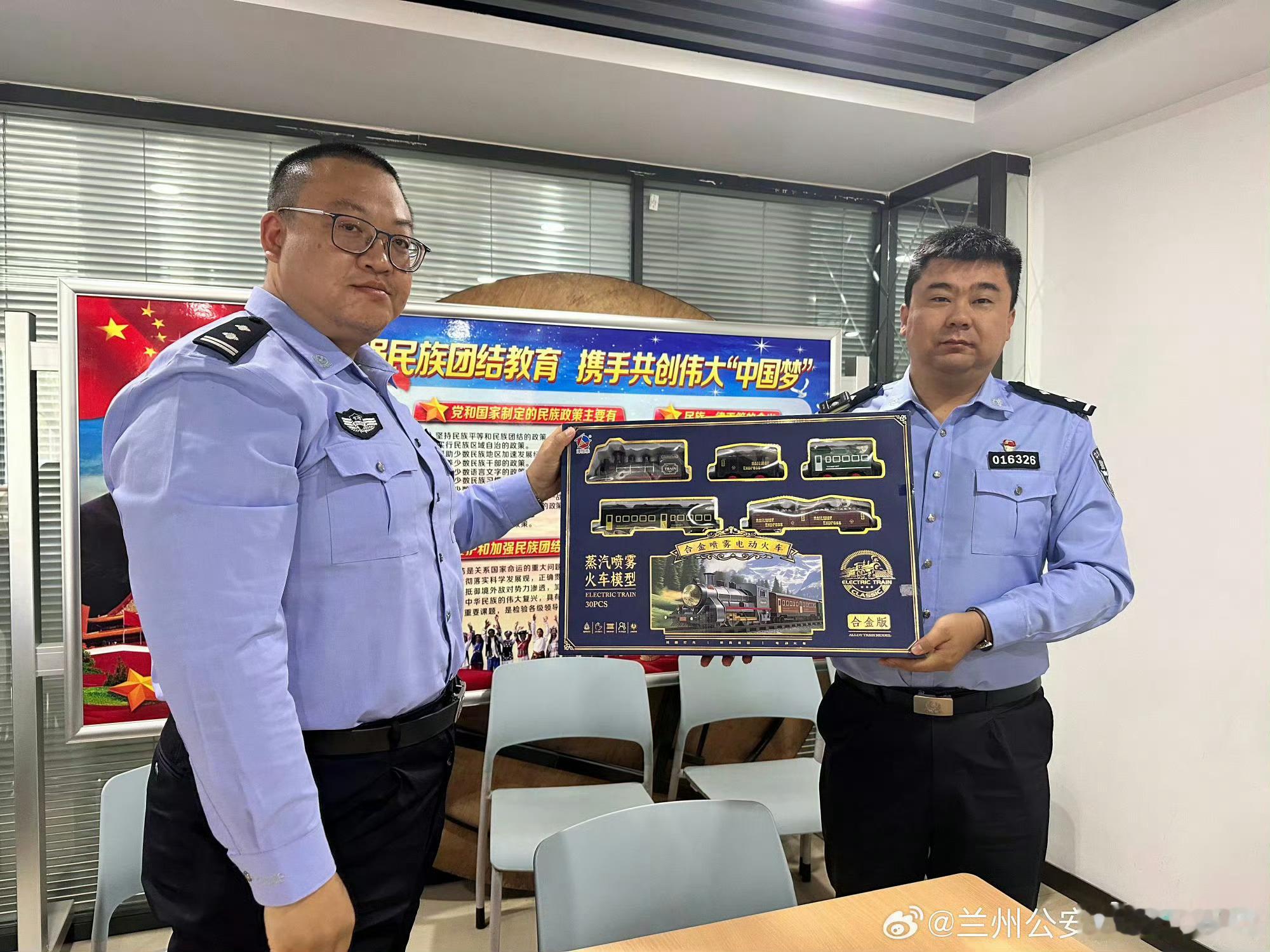 兰州七里河公安警营六一慰问【你守护平安，我守护你的家】 公安工作连轴转，多少警爸